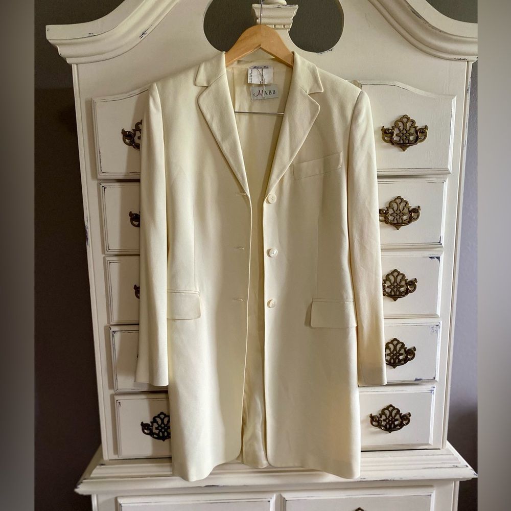 Beautiful Maska coat. Made in Italy. Size 42 is US 8. Mother of pearl buttons.